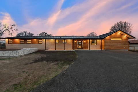 Guadalupe Bluff Modern House House in Kerrville