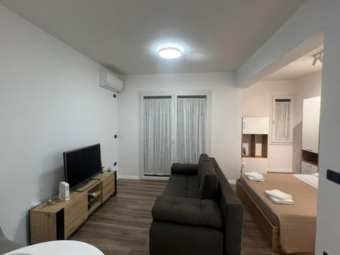 TV and multimedia, Living room, Seating area, Bedroom