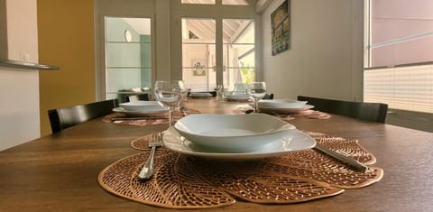 Seating area, Dining area, Food, Breakfast