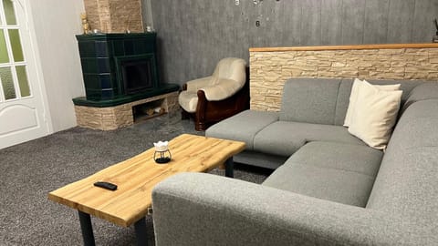 TV and multimedia, Living room, Seating area, Bedroom, fireplace