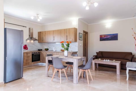 Kitchen or kitchenette, Living room, Seating area, Dining area, minibar, pet friendly, kitchen, air conditioner