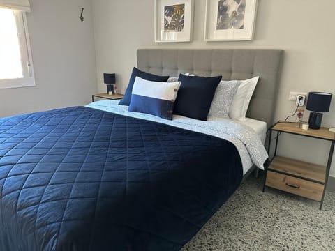 Bed, Bedroom, hair dresser, air conditioner