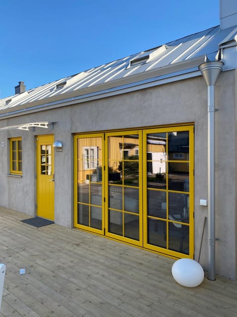 Property building, Day, Balcony/Terrace