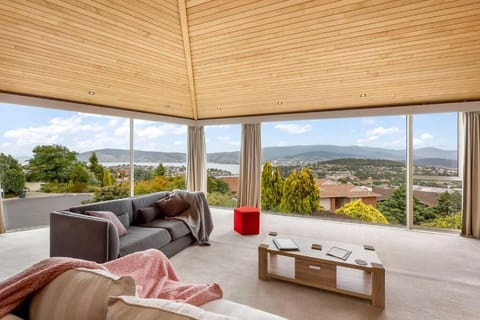 BELLA VISTA Large Family Home Views Forever House in Bellerive