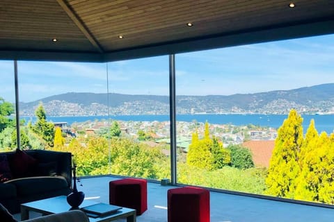 BELLA VISTA Large Family Home Views Forever House in Bellerive