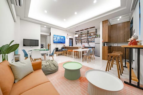 Communal lounge/ TV room, TV and multimedia, Living room, Dining area
