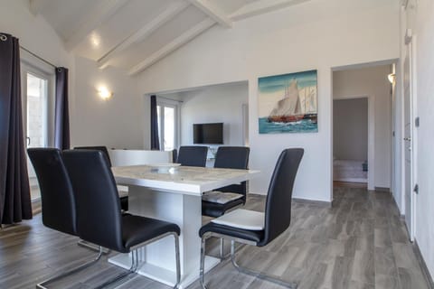 TV and multimedia, Living room, Seating area, Dining area