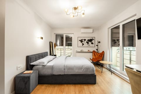 Bed, TV and multimedia, Photo of the whole room, Bedroom