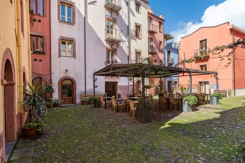 Property building, Patio, Restaurant/places to eat, Garden view