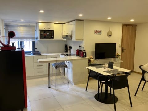 TV and multimedia, Coffee/tea facilities, Kitchen or kitchenette, Dining area, minibar, pet friendly, stove, toaster
