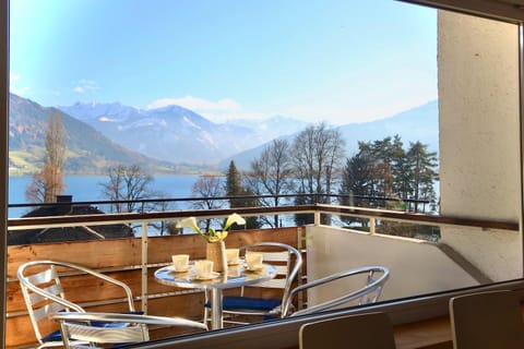 View (from property/room), Balcony/Terrace, Lake view, Mountain view