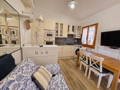 Communal lounge/ TV room, Kitchen or kitchenette, Dining area, minibar, oven, stove