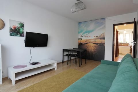 Communal lounge/ TV room, TV and multimedia, Living room, Seating area, Evening entertainment