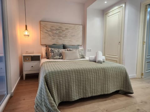 Bed, Bathroom, Photo of the whole room, Bedroom, wardrobe