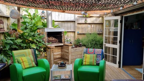 Patio, Day, Living room, Seating area, Dining area