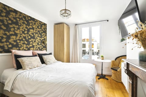 Bed, TV and multimedia, Photo of the whole room, Bedroom