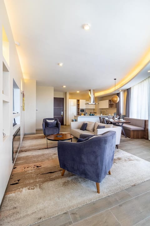 Kitchen or kitchenette, Living room, Seating area, Dining area