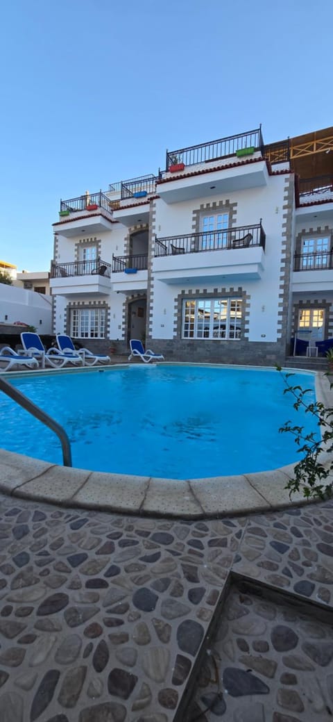 Property building, Day, Swimming pool, sunbed