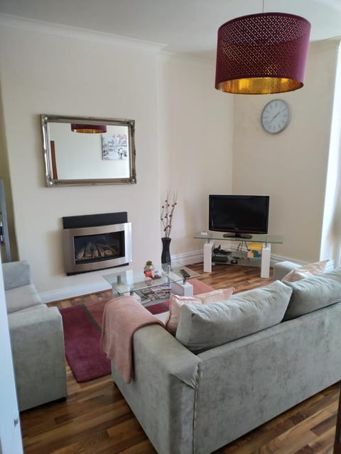TV and multimedia, Living room, Seating area, flat iron