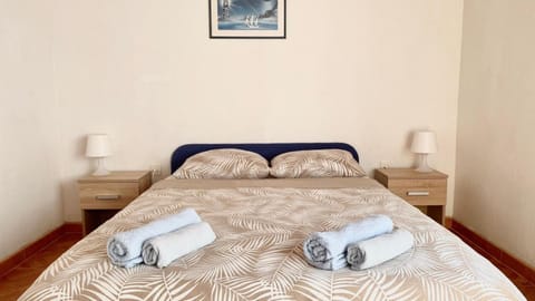 Bedroom, towels, towels