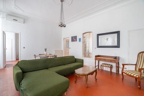 TV and multimedia, Living room, Seating area, Dining area, air conditioner