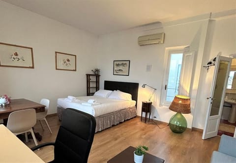 Bed, Seating area, Dining area, air conditioner