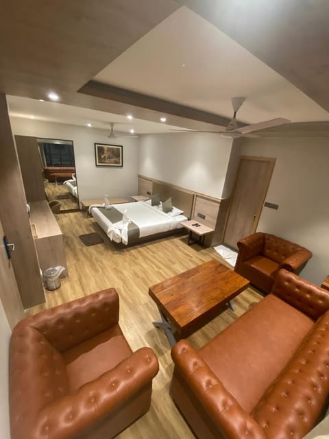 Bed, Living room, Photo of the whole room, Seating area, Bedroom