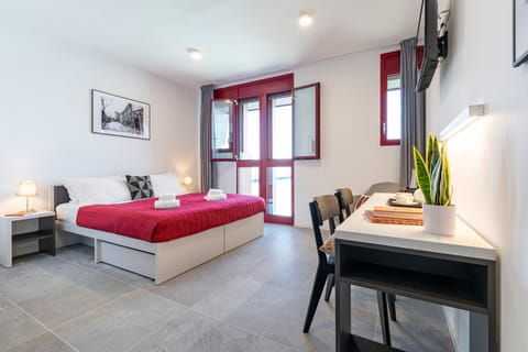 Bed, TV and multimedia, Seating area, Bedroom