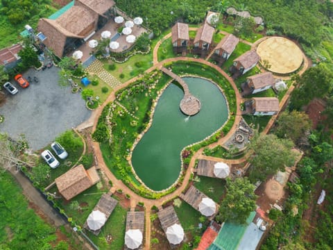 Property building, Spring, Day, Neighbourhood, Natural landscape, Bird's eye view, Garden, Garden, Lobby or reception, Hiking, Garden view, Lake view
