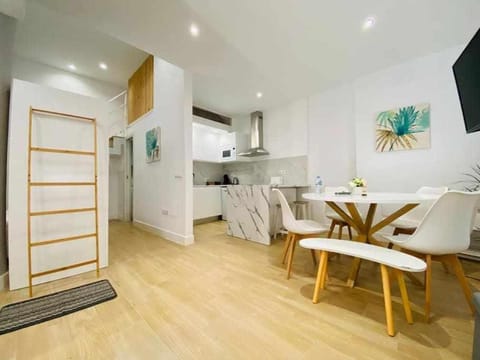 TV and multimedia, Kitchen or kitchenette, Dining area, stove