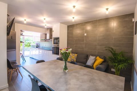 Kitchen or kitchenette, Dining area