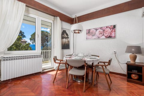 Seating area, Dining area