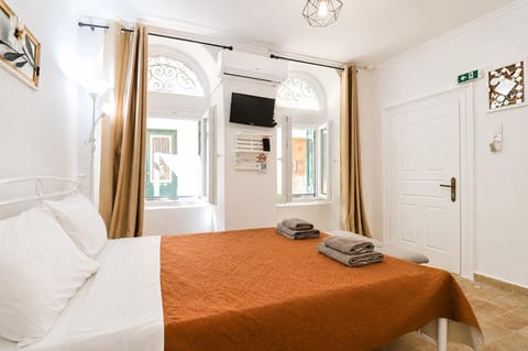 Bed, TV and multimedia, Photo of the whole room, Bedroom, towels, air conditioner