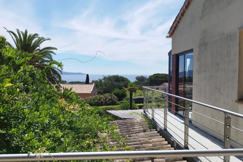 Modern cocoon with garden and beautiful sea view Apartment in Cavalaire-sur-Mer