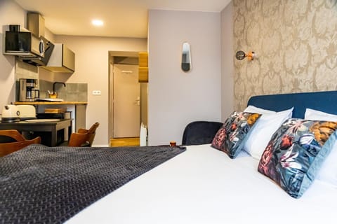 Bed, Kitchen or kitchenette