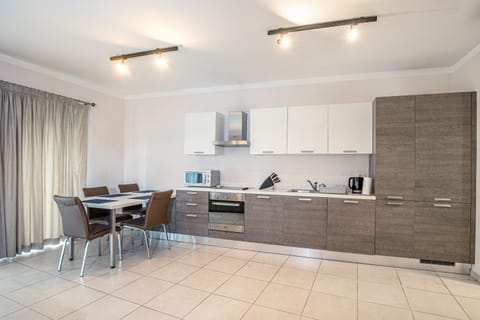 Kitchen or kitchenette, Dining area, minibar, pet friendly