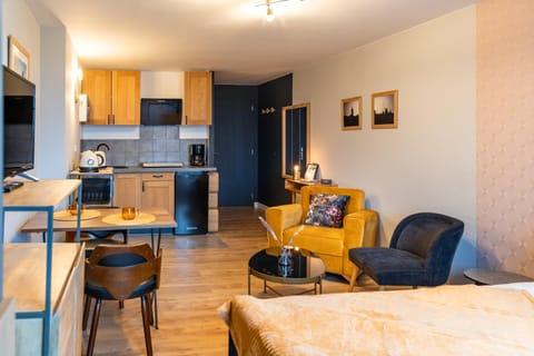 Kitchen or kitchenette, Living room, Dining area
