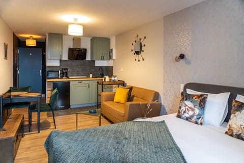 Bed, Kitchen or kitchenette, Dining area