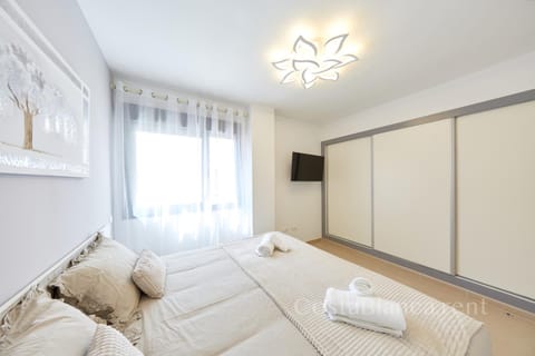 Bed, TV and multimedia, Photo of the whole room, Bedroom, towels, wardrobe