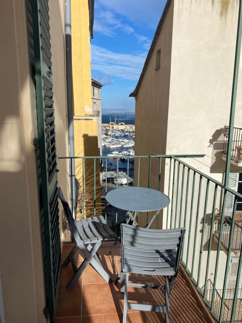 appartement climatisé,IDEALEMENT SITUE 100m du vieux port. Apartment in Bastia