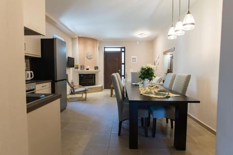TV and multimedia, Kitchen or kitchenette, Living room, Seating area, Dining area, flat iron, pet friendly