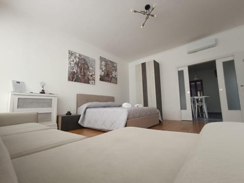 Bed, Photo of the whole room, Decorative detail, Bedroom