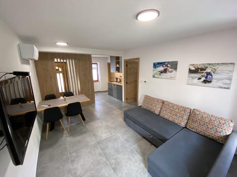 TV and multimedia, Kitchen or kitchenette, Living room, Seating area, Dining area