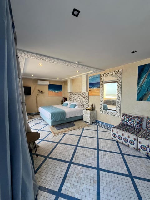Bed, TV and multimedia, Bedroom
