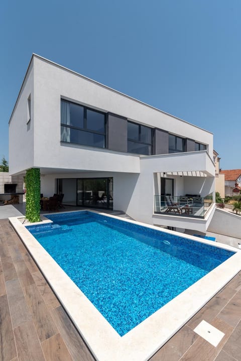 Property building, Balcony/Terrace, Swimming pool, Swimming pool