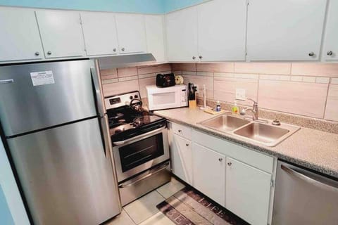 T11 Downstairs King Bed Ocean Walk Resort close to tennis courts and back pool House in Mallory Park