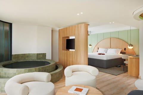 Bed, TV and multimedia, Photo of the whole room, Seating area, Bedroom