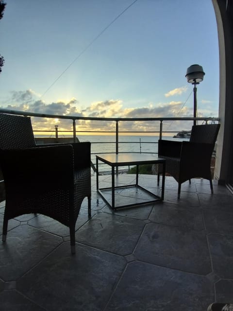 Natural landscape, View (from property/room), Balcony/Terrace, Living room, Seating area, Sea view