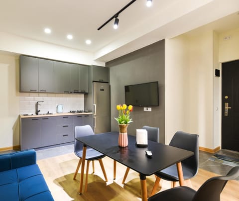 Kitchen or kitchenette, Living room, Seating area, Dining area