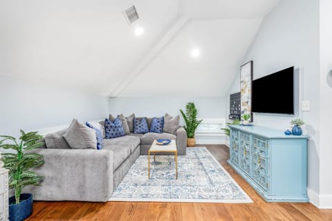 Patio Porches and Parking - 2 Blocks to King House in Charleston